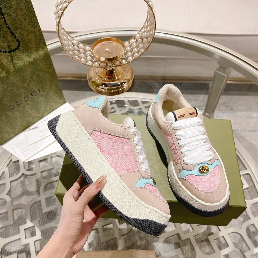 👟👟Ex-factory price👟👟Ex-factory price 520👟👟Gucci’s latest chubby thick-soled dirty shoes~~couple casual shoes, 6cm height increasing shoes~~ 🔥Best, short boy, really good-looking♥️ The upper is made of polished cowhide stitched with classic double G fabric. The terry cloth is delicate and sweat-absorbent and breathable. The foot pad is integrated with latex injection molding. Private mold 6cm thick T👟👟Ex-factory price U two-color bottom Size: 35-40 Male 39-45/full size (45 custom-made, non-refundable) Comes with a full set of packaging
